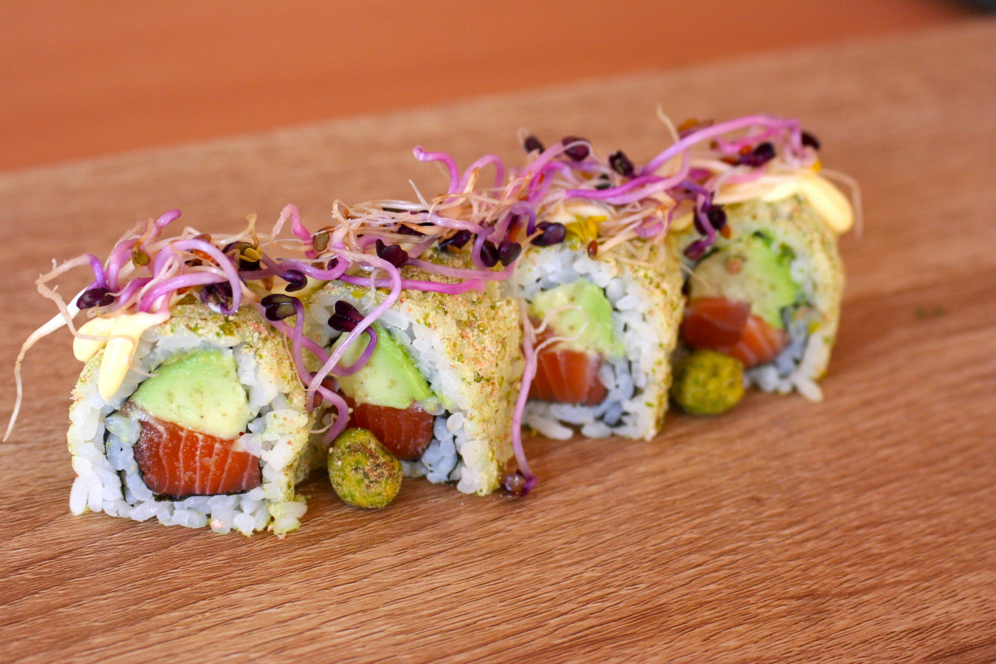 SALMON URAMAKI WITH WASABI PEAS 4PCS