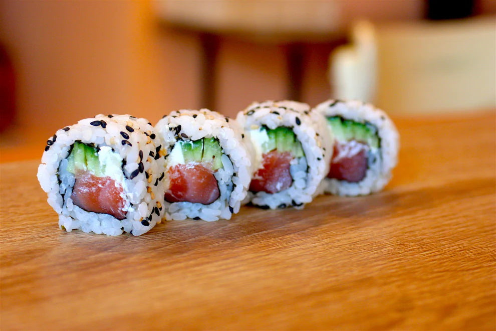Uramaki crispy chicken with yukari rice 4pcs
